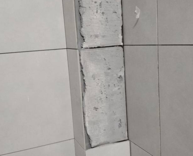 淮阳瓷砖空鼓维修公司分享下瓷砖施工前基层浇水润湿程度不足，可能导致以下问题